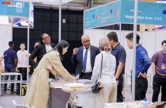 彩星化工展台洽谈现场